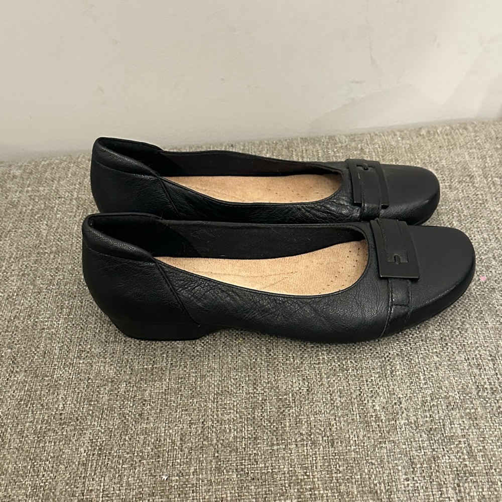 Clark’s Women’s Black Leather Flats Size 7 - Picture 2 of 9